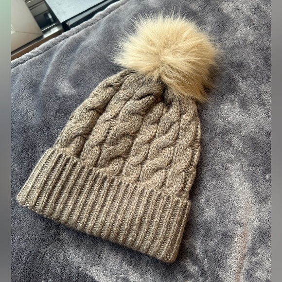 NWT A&F Cable Knit Beige Beanie Hat w. Faux Fur Puff Warm Cozy Heather Neutral - Picture 2 of 6